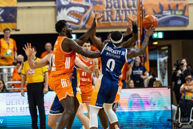 GER, easy Credit Basketball Bundesliga, Rostock Seawolves Niners Chemnitz 15 03 2026, Stadthalle, Rostock, GER, easy Credit Basketball Bundesliga, Rostock Seawolves Niners Chemnitz TJ Crockett Jr Rostock Seawolves 0 Amadou Sow Niners Chemnitz, 12 Foto Alexander Trienitz Rostock Stadthalle Mecklenburg Vorpommern Germany