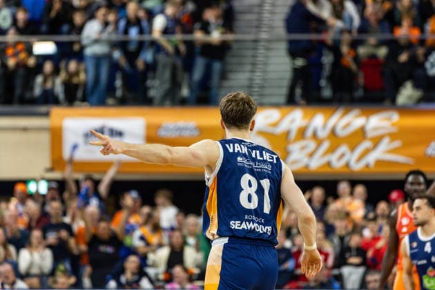 GER, easy Credit Basketball Bundesliga, Rostock Seawolves Niners Chemnitz 15 03 2026, Stadthalle, Rostock, GER, easy Credit Basketball Bundesliga, Rostock Seawolves Niners Chemnitz Andy van Vliet Rostock Seawolves 81 cheers Photo Alexander Trienitz Rostock Stadthalle Mecklenburg Vorpommern Germany