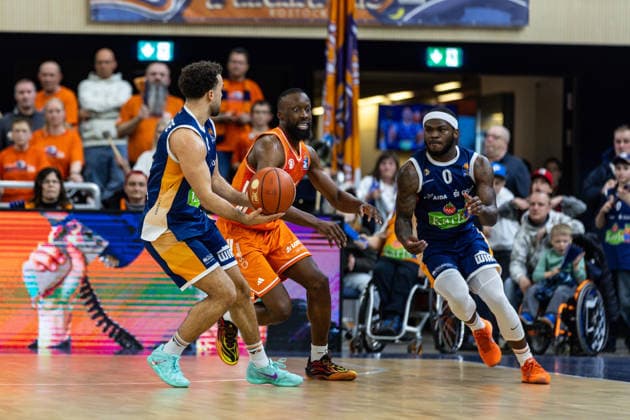 GER, easy Credit Basketball Bundesliga, Rostock Seawolves Niners Chemnitz 15 03 2026, Stadthalle, Rostock, GER, easy Credit Basketball Bundesliga, Rostock Seawolves Niners Chemnitz Elias Baggette Rostock Seawolves 4 , TJ Crockett Jr Rostock Seawolves 0 Foto Alexander Trienitz Rostock Stadthalle Mecklenburg Vorpommern Germany