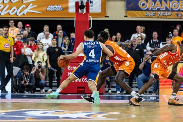 GER, easy Credit Basketball Bundesliga, Rostock Seawolves Niners Chemnitz 15 03 2026, Stadthalle, Rostock, GER, easy Credit Basketball Bundesliga, Rostock Seawolves Niners Chemnitz Elias Baggette Rostock Seawolves 4 , Amadou Sow Niners Chemnitz, 12 Foto Alexander Trienitz Rostock Stadthalle Mecklenburg Vorpommern Germany