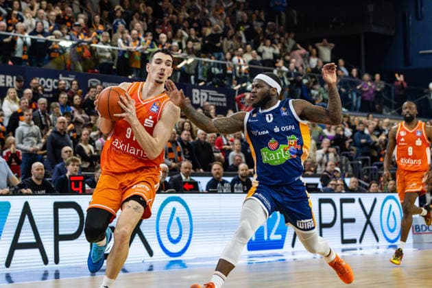 GER, easy Credit Basketball Bundesliga, Rostock Seawolves Niners Chemnitz 15 03 2026, Stadthalle, Rostock, GER, easy Credit Basketball Bundesliga, Rostock Seawolves Niners Chemnitz Yordan Minchev Niners Chemnitz, 91 , TJ Crockett Jr Rostock Seawolves 0 Foto Alexander Trienitz Rostock Stadthalle Mecklenburg Vorpommern Germany