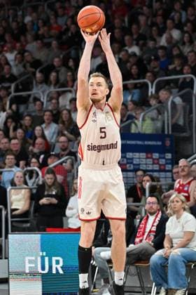 BAMBERG 15 03 2026 Basketball easycredit 1 Basketball Bundesliga 24 Matchday Bamberg Baskets vs FC Bayern München Basketball Niels Giffey 5, FC Bayern München throws three Bamberg Baskets vs FC Bayern München Basketball
