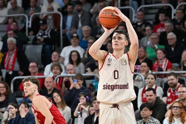 BAMBERG 15 03 2026 Basketball easycredit 1 Basketball Bundesliga 24 Matchday Bamberg Baskets vs FC Bayern München Basketball Nenand Dimitrijevic 0, FC Bayern München throws three-pointer against Zachary Ensminger 1, Bamberg Baskets Bamberg Baskets vs FC Bayern München Basketball