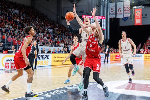 Andreas Obst FC Bayern Muenchen Basketball, 13 , Daniel Keppeler BMA365 Bamberg Baskets, 31 , BMA365 Bamberg Baskets vs FC Bayern Muenchen Basketball, Basketball, easyCredit BBL, 24 Matchday, 15 03 2026 BMA365 Bamberg Baskets vs FC Bayern Muenchen Basketball, Basketball, easyCredit BBL, 24 Matchday, 15 03 2026 Bamberg Copyright: xEibner-Pressefoto G.xSantemizx EP_EER