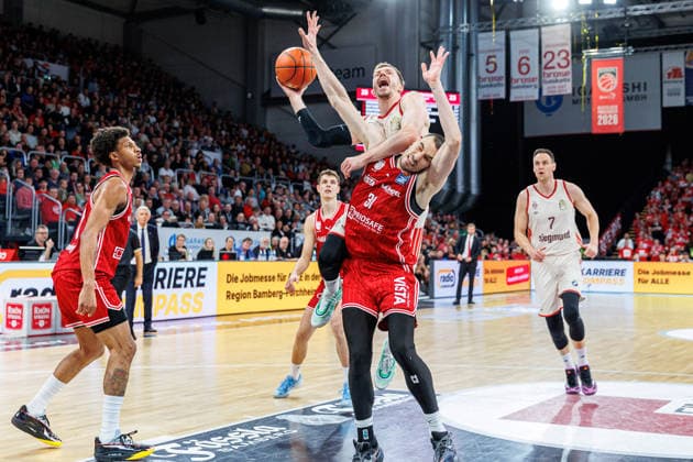 Andreas Obst FC Bayern Muenchen Basketball, 13 , Daniel Keppeler BMA365 Bamberg Baskets, 31 , BMA365 Bamberg Baskets vs FC Bayern Muenchen Basketball, Basketball, easyCredit BBL, 24 Matchday, 15 03 2026 BMA365 Bamberg Baskets vs FC Bayern Muenchen Basketball, Basketball, easyCredit BBL, 24 Matchday, 15 03 2026 Bamberg Copyright: xEibner-Pressefoto G.xSantemizx EP_EER