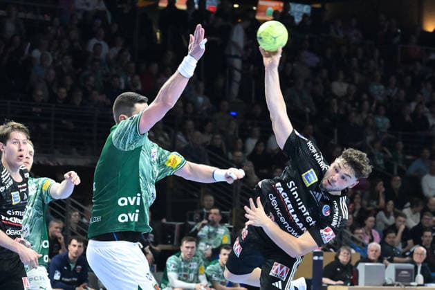 15 03 2026, xlakx, Handball Daikin HBL, Fuechse Berlin HC Erlangen v l Mijajlo Marsenic Fuechse Berlin , Tobias Buck HC Erlangen goes for a jump shot Berlin Daniel Lakomski