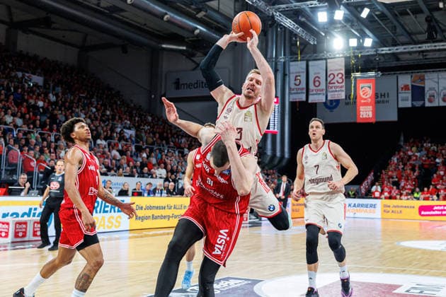 Andreas Obst FC Bayern Muenchen Basketball, 13 , Daniel Keppeler BMA365 Bamberg Baskets, 31 , BMA365 Bamberg Baskets vs FC Bayern Muenchen Basketball, Basketball, easyCredit BBL, 24 Matchday, 15 03 2026 BMA365 Bamberg Baskets vs FC Bayern Muenchen Basketball, Basketball, easyCredit BBL, 24 Matchday, 15 03 2026 Bamberg Copyright: xEibner-Pressefoto G.xSantemizx EP_EER