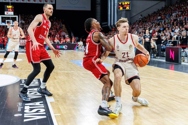 Cobe Williams BMA365 Bamberg Baskets, 24 , Justus Hollatz FC Bayern Muenchen Basketball, 21 , BMA365 Bamberg Baskets vs FC Bayern Muenchen Basketball, Basketball, easyCredit BBL, 24 Matchday, 15 03 2026 BMA365 Bamberg Baskets vs FC Bayern Muenchen Basketball, Basketball, easyCredit BBL, 24 Matchday, 15 03 2026 Bamberg Copyright: xEibner-Pressefoto G.xSantemizx EP_EER