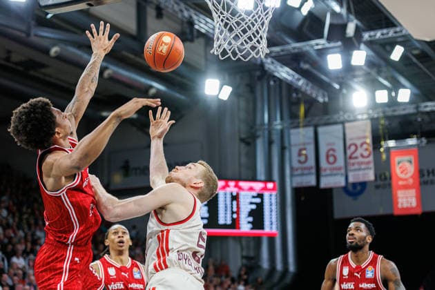 Demarcus Demonia BMA365 Bamberg Baskets, 08 , Niels Giffey FC Bayern Muenchen Basketball, 05 , BMA365 Bamberg Baskets vs FC Bayern Muenchen Basketball, Basketball, easyCredit BBL, 24 Matchday, 15 03 2026 BMA365 Bamberg Baskets vs FC Bayern Muenchen Basketball, Basketball, easyCredit BBL, 24 Matchday, 15 03 2026 Bamberg Copyright: xEibner-Pressefoto G.xSantemizx EP_EER