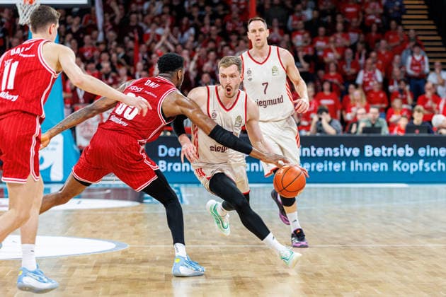 Ejiofor Onu BMA365 Bamberg Baskets, 35 , Andreas Obst FC Bayern Muenchen Basketball, 13 , BMA365 Bamberg Baskets vs FC Bayern Muenchen Basketball, Basketball, easyCredit BBL, 24 Matchday, 15 03 2026 BMA365 Bamberg Baskets vs FC Bayern Muenchen Basketball, Basketball, easyCredit BBL, 24 Matchday, 15 03 2026 Bamberg Copyright: xEibner-Pressefoto G.xSantemizx EP_EER