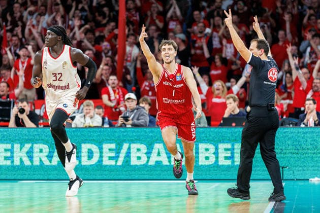 Wenyen Gabriel FC Bayern Muenchen Basketball, 32 , Zachary Ensminger BMA365 Bamberg Baskets, 01 , cheers, jubilation, positive emotions, positive emotion, BMA365 Bamberg Baskets vs FC Bayern Muenchen Basketball, Basketball, easyCredit BBL, 24 Matchday, 15 03 2026 BMA365 Bamberg Baskets vs FC Bayern Muenchen Basketball, Basketball, easyCredit BBL, 24 Matchday, 15 03 2026 Bamberg Copyright: xEibner-Pressefoto G.xSantemizx EP_EER