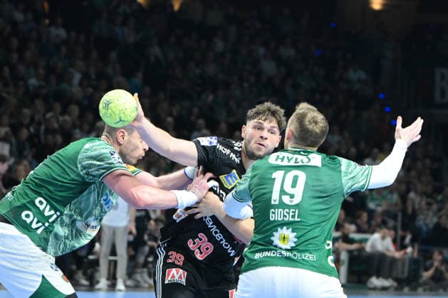 15 03 2026, xlakx, Handball Daikin HBL, Fuechse Berlin HC Erlangen v l Mijajlo Marsenic Fuechse Berlin , Tobias Buck HC Erlangen , Mathias Gidsel Fuechse Berlin duel, duel, fight, tackle Berlin Daniel Lakomski