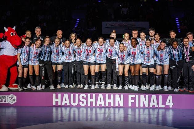 Award ceremony HSG Bensheim Auerbach runners-up, silver medal, 15 03 2026, Stuttgart Germany , Handball Women, Final4 2025, Final, HSG Bensheim Auerbach BVB Dortmund xprx