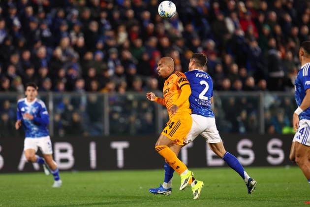 Donyell Malen (AS Roma) und Marc-Oliver Kempf (Como 1907) battle for the ball, Serie A, Como 1907 v As Roma, Stadio Giuseppe Sinigaglia, March 15, 2026, Como, Italy.