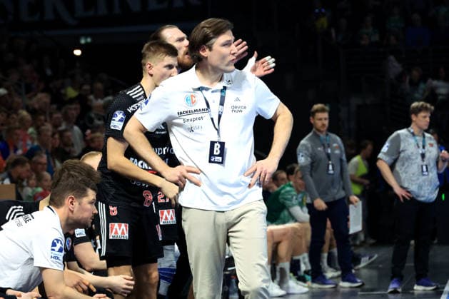 DEU, DHB, 1 HBL, Fuechse Berlin vs Erlangen, 15 03 2026, Max Schmeling Halle, Berlin, DEU, DHB, 1 HBL, Fuechse Berlin vs Erlangen, in the picture coach Johannes Sellin Erlangen , Erlangen players bench nordphotoxGmbHx xEngler nph00076