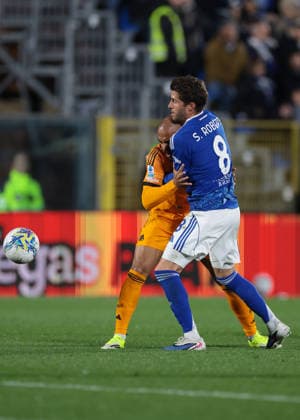 Como, Italy, 15th March 2026. Sergi Roberto of Como 1907 wrestles with Donyell Malen of AS Roma during the Como 1907 vs AS Roma Serie A match at Stadio Giuseppe Sinigaglia, Como. Picture credit should read: Jonathan Moscrop Sportimage EDITORIAL USE ONLY. No use with unauthorised audio, video, data, fixture lists, club league logos or live services. Online in-match use limited to 120 images, no video emulation. No use in betting, games or single club league player publications. SPI_023_JM_COMO_ROMA SPI-4614-0023