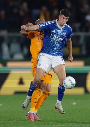 Como, Italy, 15th March 2026. Jacobo Ramon of Como 1907 and Wesley Franca of AS Roma during the Como 1907 vs AS Roma Serie A match at Stadio Giuseppe Sinigaglia, Como. Picture credit should read: Jonathan Moscrop Sportimage EDITORIAL USE ONLY. No use with unauthorised audio, video, data, fixture lists, club league logos or live services. Online in-match use limited to 120 images, no video emulation. No use in betting, games or single club league player publications. SPI_028_JM_COMO_ROMA SPI-4614-0028