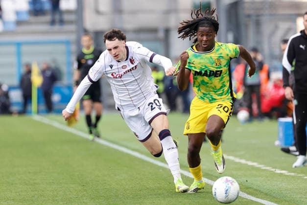 March 15, 2026, Reggio Emilia, REGGIO EMILIA: Sassuolo s Darril Bakola (R) and Bologna s Nadir Zortea in action during the Italian Serie A soccer match US Sassuolo vs Bologna FC at Mapei Stadium in Reggio Emilia, Italy, 15 March 2026. ANSA ELISABETTA BARACCHI. Serie A ; Sassuolo - Bologna  - ZUMAa110 20260315_zaf_a110_041 Copyright: xElisabettaxBaracchix