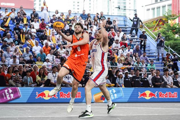 FIBA 3x3 Champions Cup 2026 Maarten Bouwknecht of the Netherlands competes against Nenad Nerandzic of Serbia during the Men s FIBA Basketball 3x3 Champions Cup 2026 third place match between the Netherlands and Serbia in Bangkok, Thailand, on March 15, 2026. Bangkok Bangkok Thailand  Copyright: xAnusakxLaowilasx originalFilename:laowilas-notitle260315_npmng.jpg