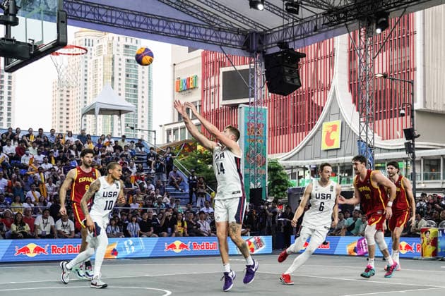 FIBA 3x3 Champions Cup 2026 Riley Battin of the United States attempts to score during the Men s FIBA Basketball 3x3 Champions Cup 2026 final match between the United States and Spain in Bangkok, Thailand, on March 15, 2026. Bangkok Bangkok Thailand  Copyright: xAnusakxLaowilasx originalFilename:laowilas-notitle260315_npoqb.jpg