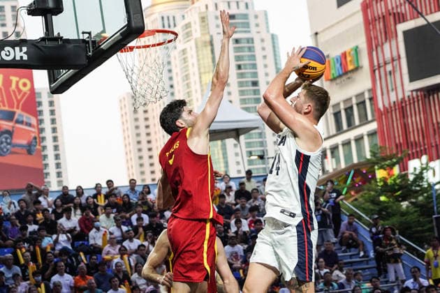 FIBA 3x3 Champions Cup 2026 Spain s Diego De Blas competes against the United States Riley Battin during the Men s FIBA Basketball 3x3 Champions Cup 2026 final match between the United States and Spain in Bangkok, Thailand, on March 15, 2026. Bangkok Bangkok Thailand  Copyright: xAnusakxLaowilasx originalFilename:laowilas-notitle260315_npdRt.jpg