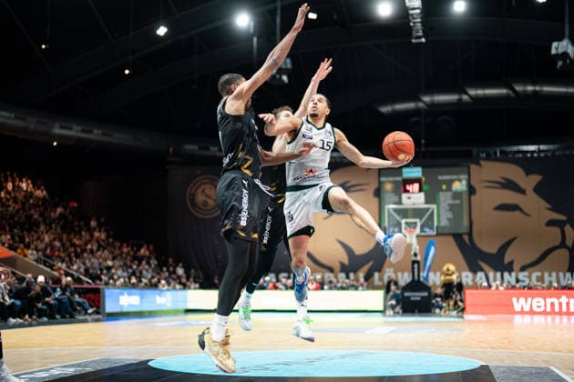 Jordan Roland Nr 15 VET CONCEPT Gladiators Trier vs David NGuessan Nr 1 Basketball Loewen Braunschweig GER, Basketball Loewen Braunschweig vs VET CONCEPT Gladiators Trier, Basketball, easyCredit BBL, Week 24, Season 2025 26, 15 03 2026 GER, Basketball Loewen Braunschweig vs VET CONCEPT Gladiators Trier, Basketball, easyCredit BBL, Week 24, Season 2025 26, 15 03 2026 Braunschweig Copyright: xEibner-Pressefoto DanielxREINELTx EP_DRT