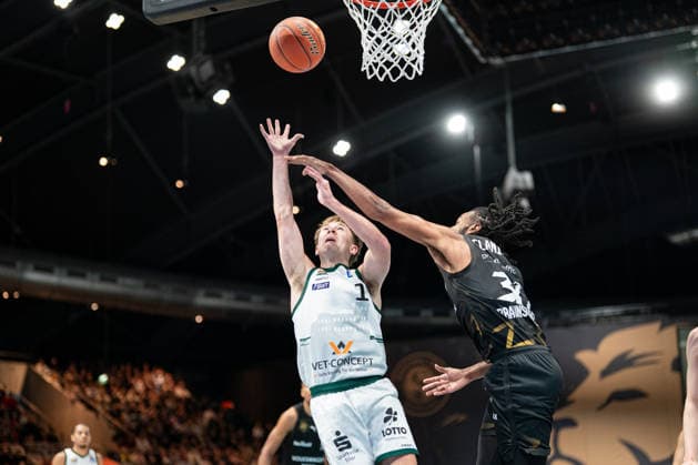 Steven Ashworth Nr 1 VET CONCEPT Gladiators Trier vs Chip Flanigan Nr 30 Basketball Loewen Braunschweig GER, Basketball Loewen Braunschweig vs VET CONCEPT Gladiators Trier, Basketball, easyCredit BBL, Week 24, Season 2025 26, 15 03 2026 GER, Basketball Loewen Braunschweig vs VET CONCEPT Gladiators Trier, Basketball, easyCredit BBL, Week 24, Season 2025 26, 15 03 2026 Braunschweig Copyright: xEibner-Pressefoto DanielxREINELTx EP_DRT