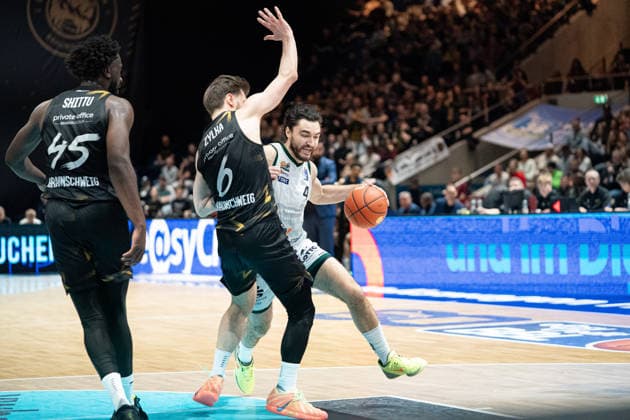 Clayton Guillozet Nr 4 VET CONCEPT Gladiators Trier vs Ferdinand Zylka Nr 6 Basketball Loewen Braunschweig GER, Basketball Loewen Braunschweig vs VET CONCEPT Gladiators Trier, Basketball, easyCredit BBL, Week 24, Season 2025 26, 15 03 2026 GER, Basketball Loewen Braunschweig vs VET CONCEPT Gladiators Trier, Basketball, easyCredit BBL, Week 24, Season 2025 26, 15 03 2026 Braunschweig Copyright: xEibner-Pressefoto DanielxREINELTx EP_DRT