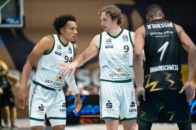 George King Nr 94 VET CONCEPT Gladiators Trier and Marco Hollersbacher Nr 9 VET CONCEPT Gladiators Trier GER, Basketball Loewen Braunschweig vs VET CONCEPT Gladiators Trier, Basketball, easyCredit BBL, Week 24, Season 2025 26, 15 03 2026 GER, Basketball Loewen Braunschweig vs VET CONCEPT Gladiators Trier, Basketball, easyCredit BBL, Week 24, Season 2025 26, 15 03 2026 Braunschweig Copyright: xEibner-Pressefoto DanielxREINELTx EP_DRT