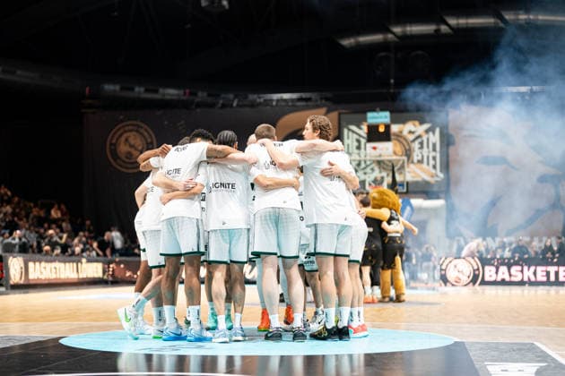 Circle of the team from Trier before the start of the match GER, Basketball Loewen Braunschweig vs VET CONCEPT Gladiators Trier, Basketball, easyCredit BBL, Week 24, Season 2025 26, 15 03 2026 GER, Basketball Loewen Braunschweig vs VET CONCEPT Gladiators Trier, Basketball, easyCredit BBL, Week 24, Season 2025 26, 15 03 2026 Braunschweig Copyright: xEibner-Pressefoto DanielxREINELTx EP_DRT