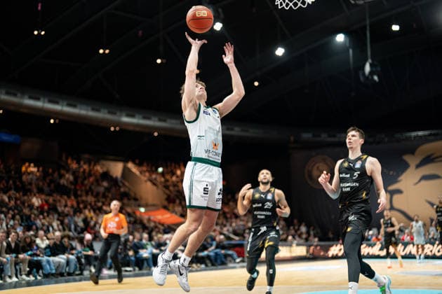 Steven Ashworth Nr 1 VET CONCEPT Gladiators Trier in the air GER, Basketball Loewen Braunschweig vs VET CONCEPT Gladiators Trier, Basketball, easyCredit BBL, Week 24, Season 2025 26, 15 03 2026 GER, Basketball Loewen Braunschweig vs VET CONCEPT Gladiators Trier, Basketball, easyCredit BBL, Week 24, Season 2025 26, 15 03 2026 Braunschweig Copyright: xEibner-Pressefoto DanielxREINELTx EP_DRT