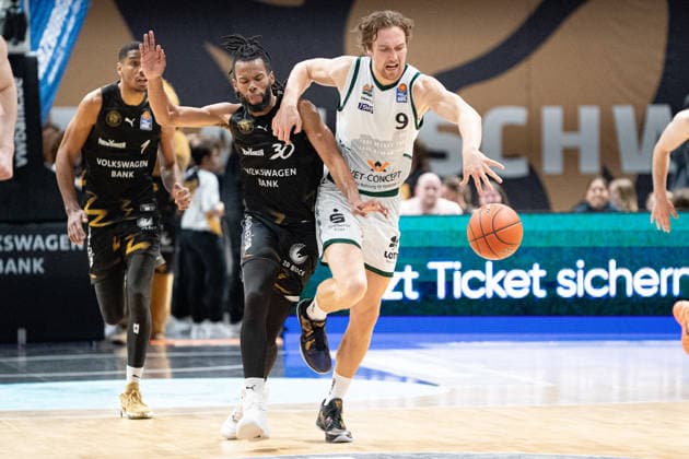 Marco Hollersbacher Nr 9 VET CONCEPT Gladiators Trier vs Chip Flanigan Nr 30 Basketball Loewen Braunschweig GER, Basketball Loewen Braunschweig vs VET CONCEPT Gladiators Trier, Basketball, easyCredit BBL, Week 24, Season 2025 26, 15 03 2026 GER, Basketball Loewen Braunschweig vs VET CONCEPT Gladiators Trier, Basketball, easyCredit BBL, Week 24, Season 2025 26, 15 03 2026 Braunschweig Copyright: xEibner-Pressefoto DanielxREINELTx EP_DRT