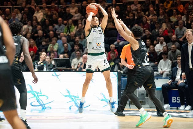 Jordan Roland Nr 15 VET CONCEPT Gladiators Trier vs Adrian Worthy Nr 0 Basketball Loewen Braunschweig GER, Basketball Loewen Braunschweig vs VET CONCEPT Gladiators Trier, Basketball, easyCredit BBL, Week 24, Season 2025 26, 15 03 2026 GER, Basketball Loewen Braunschweig vs VET CONCEPT Gladiators Trier, Basketball, easyCredit BBL, Week 24, Season 2025 26, 15 03 2026 Braunschweig Copyright: xEibner-Pressefoto DanielxREINELTx EP_DRT