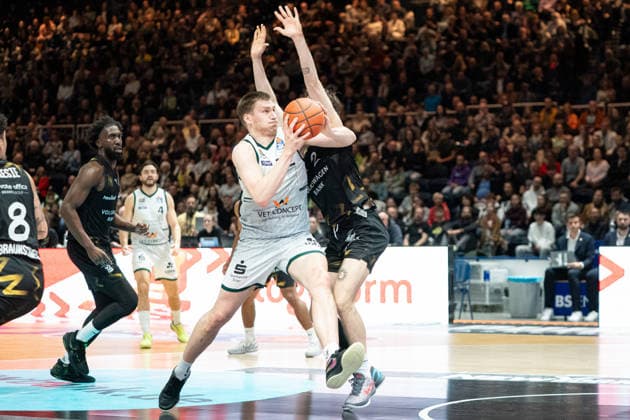 Marten Linssen Nr 12 VET CONCEPT Gladiators Trier vs Benny Schroeder Nr 2 Basketball Loewen Braunschweig GER, Basketball Loewen Braunschweig vs VET CONCEPT Gladiators Trier, Basketball, easyCredit BBL, Week 24, Season 2025 26, 15 03 2026 GER, Basketball Loewen Braunschweig vs VET CONCEPT Gladiators Trier, Basketball, easyCredit BBL, Week 24, Season 2025 26, 15 03 2026 Braunschweig Copyright: xEibner-Pressefoto DanielxREINELTx EP_DRT