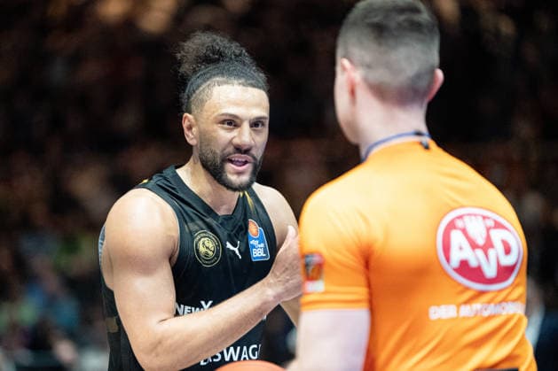 Oluwasimisola Shittu Nr 45 Basketball Loewen Braunschweig talking to the referee GER, Basketball Loewen Braunschweig vs VET CONCEPT Gladiators Trier, Basketball, easyCredit BBL, Week 24, Season 2025 26, 15 03 2026 GER, Basketball Loewen Braunschweig vs VET CONCEPT Gladiators Trier, Basketball, easyCredit BBL, Week 24, Season 2025 26, 15 03 2026 Braunschweig Copyright: xEibner-Pressefoto DanielxREINELTx EP_DRT