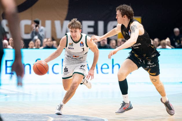 Steven Ashworth Nr 1 VET CONCEPT Gladiators Trier vs Benny Schroeder Nr 2 Basketball Loewen Braunschweig GER, Basketball Loewen Braunschweig vs VET CONCEPT Gladiators Trier, Basketball, easyCredit BBL, Week 24, Season 2025 26, 15 03 2026 GER, Basketball Loewen Braunschweig vs VET CONCEPT Gladiators Trier, Basketball, easyCredit BBL, Week 24, Season 2025 26, 15 03 2026 Braunschweig Copyright: xEibner-Pressefoto DanielxREINELTx EP_DRT
