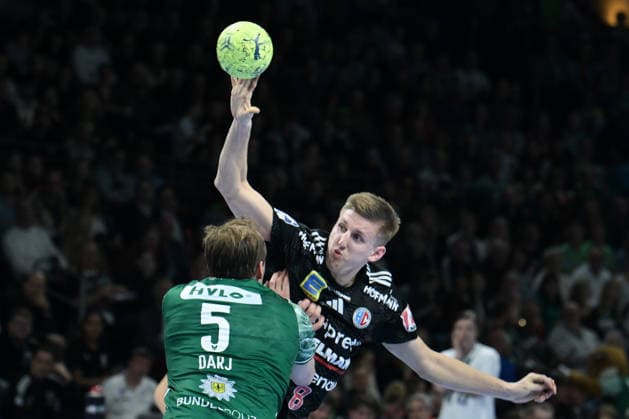 15 03 2026, xlakx, Handball Daikin HBL, Fuechse Berlin HC Erlangen v l Max Darj Fuechse Berlin , Sander Overjordet HC Erlangen duel, duel, fight, tackle Berlin Daniel Lakomski
