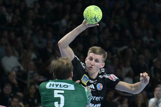 15 03 2026, xlakx, Handball Daikin HBL, Fuechse Berlin HC Erlangen v l Max Darj Fuechse Berlin , Sander Overjordet HC Erlangen duel, duel, fight, tackle Berlin Daniel Lakomski