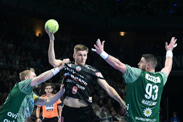 15 03 2026, xlakx, Handball Daikin HBL, Fuechse Berlin HC Erlangen v l Matthes Langhoff Fuechse Berlin , Sander Overjordet HC Erlangen Mijajlo Marsenic Fuechse Berlin duel, duel, fight, tackle Berlin Daniel Lakomski