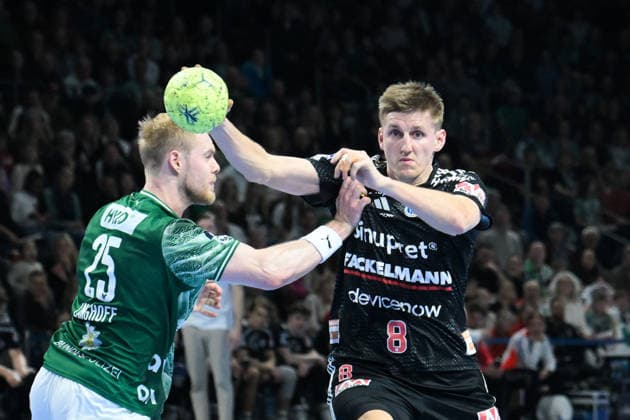 15 03 2026, xlakx, Handball Daikin HBL, Fuechse Berlin HC Erlangen v l Matthes Langhoff Fuechse Berlin , Sander Overjordet HC Erlangen duel, duel, fight, tackle Berlin Daniel Lakomski