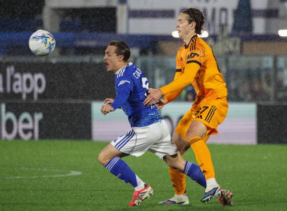March 15, 2026, Como: Como 1907 s mildfielder Maxence Caqueret in action against AS Roma s defender Daniele Ghilardi during the Italian Serie A soccer match between Como 1907 and AS Roma at Giuseppe Sinigaglia stadium in Como, Italy, 15 March 2026. ANSA ROBERTO BREGANI. Serie A; Como 1907-AS Roma  - ZUMAa110 20260315_zaf_a110_045 Copyright: xRobertoxBreganix