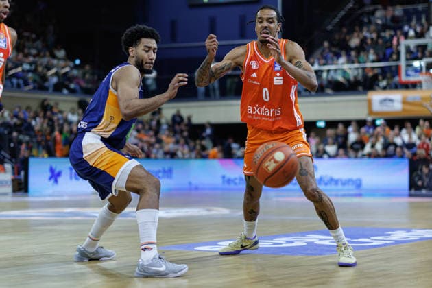 Kevin Yebo NINERS Chemnitz, 00 , D Shawn Schwartz ROSTOCK SEAWOLVES, 05 , GER, Rostock Seawolves vs NINERS Chemnitz, easycredit BBL, Basketball, Bundesliga, 24 Matchday, Season 2025 2026, 15 03 2026 GER, Rostock Seawolves vs NINERS Chemnitz, easycredit BBL, Basketball, Bundesliga, 24 Matchday, Season 2025 2026, 15 03 2026 Rostock Copyright: xEibner-Pressefoto DenverxEhrlichx EP_DEH