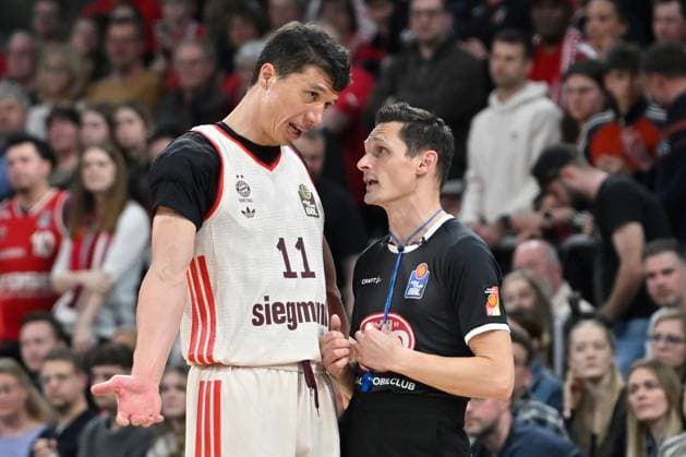 BAMBERG 15 03 2026 Basketball easycredit 1 Basketball Bundesliga 24 Matchday Bamberg Baskets vs FC Bayern Munich Basketball Vladimir Lucic 11, FC Bayern Munich discusses with referee Matip after technical foul Bamberg Baskets vs FC Bayern Munich Basketball