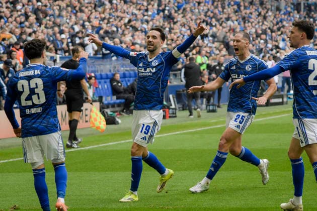 Kenan Karaman Schalke 19 celebrates with the team after scoring the 2-0 goal 15 03 2026 ¢ Football ¢ FC Schalke 04 vs Hannover 96, Veltins Arena, Gelsenkirchen, DFB DFL REGULATIONS PROHIBIT ANY USE OF PHOTOGRAPHS AS IMAGE SEQUENCES AND OR QUASI VIDEO Copyright: xpepphotox xHorstxMauelshagenx pep00321, pep_20260315_hm_309953
