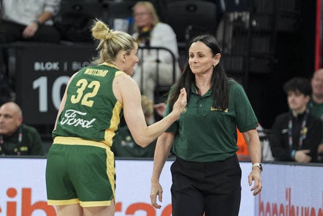 Turkiye v Australia - FIBA Women s World Cup Qualifiers ISTANBUL, TURKIYE - MARCH 15: Head coach of Australia, Sandy Brondello (R) gives tactical information during the FIBA Women s World Cup Qualifiers Group C match between Turkiye and Australia at the Turkcell Basketball Development Center in Istanbul, Turkiye, on March 15, 2026. Beyza Comert Anadolu Istanbul Turkey. Editorial use only. Please get in touch for any other usage.  Copyright: x2026xAnadoluxBeyzaxComertx