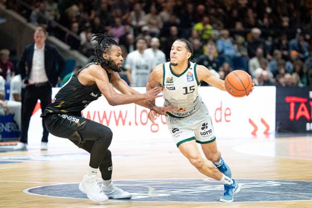 Jordan Roland Nr 15 VET CONCEPT Gladiators Trier vs Chip Flanigan Nr 30 Basketball Loewen Braunschweig GER, Basketball Loewen Braunschweig vs VET CONCEPT Gladiators Trier, Basketball, easyCredit BBL, Week 24, Season 2025 26, 15 03 2026 GER, Basketball Loewen Braunschweig vs VET CONCEPT Gladiators Trier, Basketball, easyCredit BBL, Week 24, Season 2025 26, 15 03 2026 Braunschweig Copyright: xEibner-Pressefoto DanielxREINELTx EP_DRT