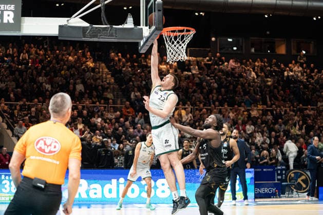 Marten Linssen Nr 12 VET CONCEPT Gladiators Trier vs Oluwasimisola Shittu Nr 45 Basketball Loewen Braunschweig GER, Basketball Loewen Braunschweig vs VET CONCEPT Gladiators Trier, Basketball, easyCredit BBL, Week 24, Season 2025 26, 15 03 2026 GER, Basketball Loewen Braunschweig vs VET CONCEPT Gladiators Trier, Basketball, easyCredit BBL, Week 24, Season 2025 26, 15 03 2026 Braunschweig Copyright: xEibner-Pressefoto DanielxREINELTx EP_DRT