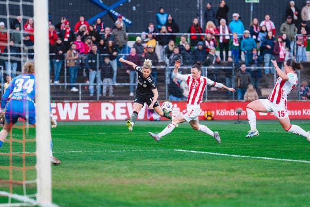 Linda Dallmann FC Bayern Muenchen, 10 crosses, duel fight, Marina Hegering 1 FC Koeln, 33 and Amelie Bohnen 1 FC Koeln, 15 try to block 1 FC Cologne vs FC Bayern Munich, Football, Google Pixel Womens Bundesliga, Matchday 20, Season 2025 26, 15 03 2026, 1 FC Cologne vs FC Bayern Munich, Football, Google Pixel Womens Bundesliga, Matchday 20, Season 2025 26, 13 03 2026 Cologne Copyright: xEibner-Pressefoto LukasxBaldygax EP_LBA