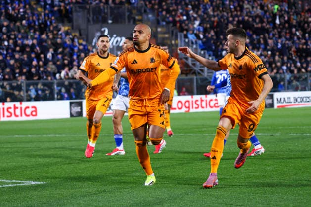 Como 1907 v AS Roma - Serie A Donyell Malen in action during the Serie A match between Como and AS Roma at Giuseppe Sinigallia Stadium in Como, Italy, on March 15, 2026. Como Como Italy  Copyright: xMairoxCinquettix originalFilename:cinquetti-comovasr260315_npOyJ.jpg