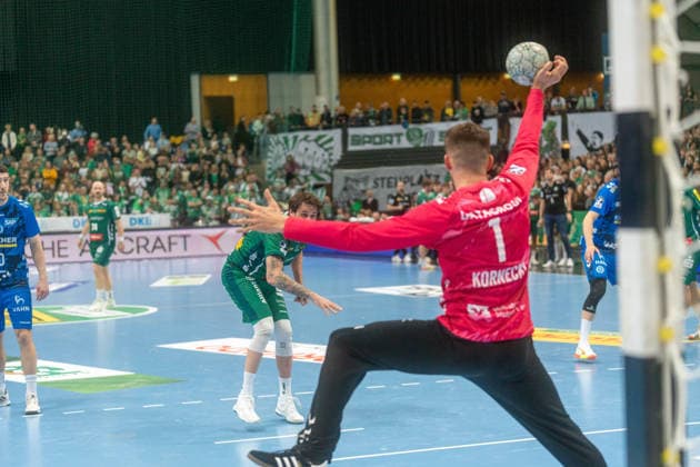 Mateusz Kornecki TVB Stuttgart, 01 defends a 7 meter throw from Dean Bombac SC DHfK Leipzig, 67 SC DHfK Leipzig vs TVB Stuttgart, Handball, 1 Handball Bundesliga, 25 Matchday, Season 2025 2026, 15 03 2026 SC DHfK Leipzig vs TVB Stuttgart, Handball, 1 Handball Bundesliga, 25 Matchday, Season 2025 2026, 15 03 2026 Leipzig Copyright: xEibner-Pressefoto PiaxSchindlerx EP_PSR